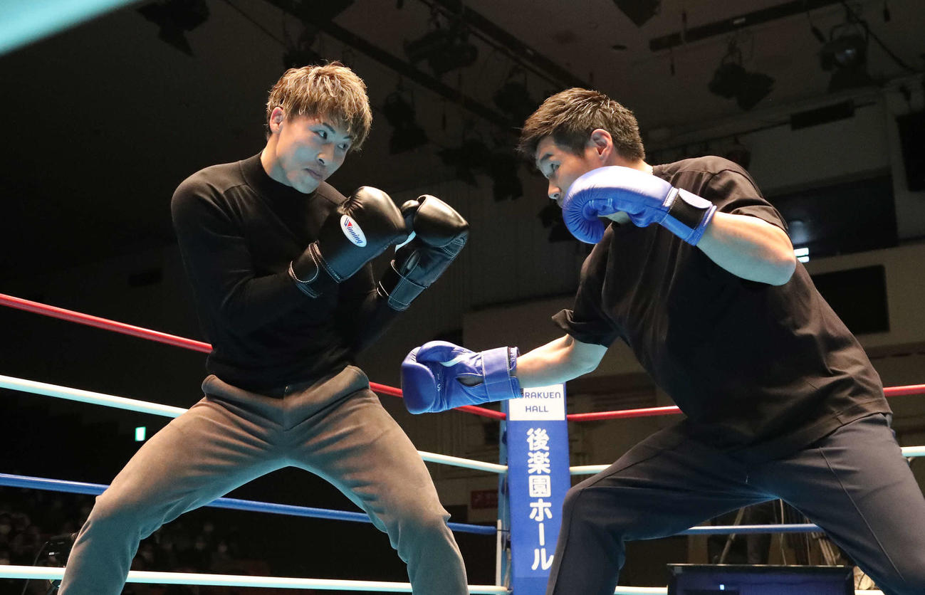 長谷川穂積氏（右）と1分間のマスボクシングを行った井上尚弥（撮影・丹羽敏通）