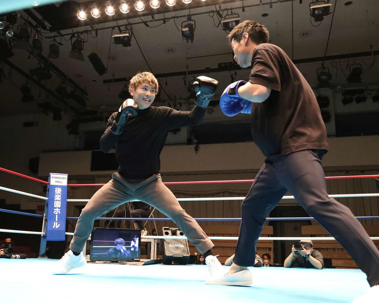 長谷川穂積氏（右）と1分間のマスボクシングを行った井上尚弥（撮影・丹羽敏通）