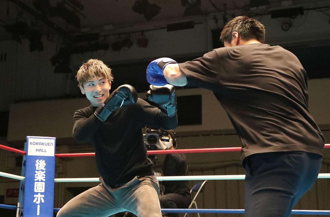 長谷川穂積氏（右）と1分間のマスボクシングを行った井上尚弥（撮影・丹羽敏通）