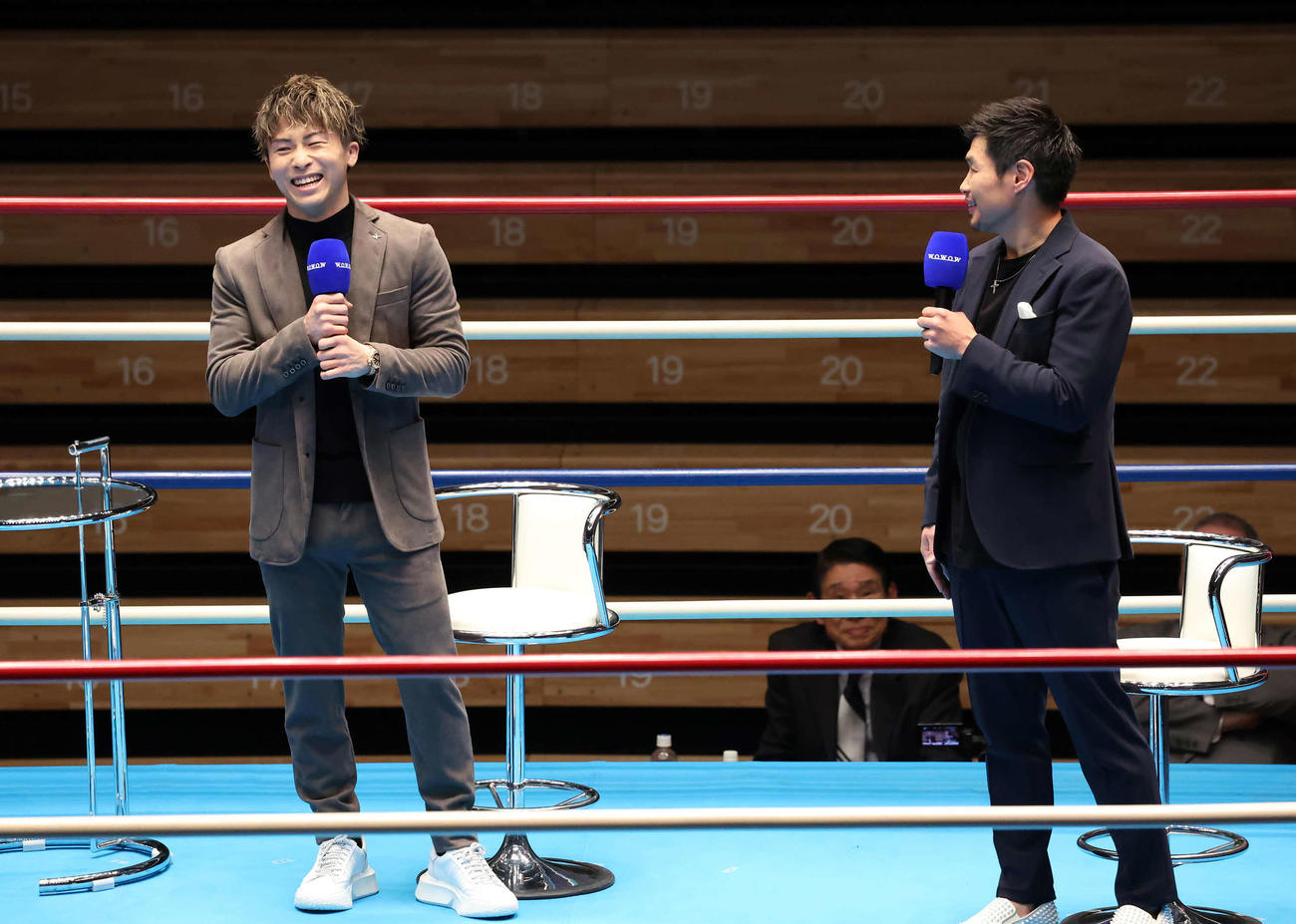 エキサイトマッチファン感謝祭2023で、長谷川穂積氏（右）と談笑する井上尚弥（撮影・丹羽敏通）