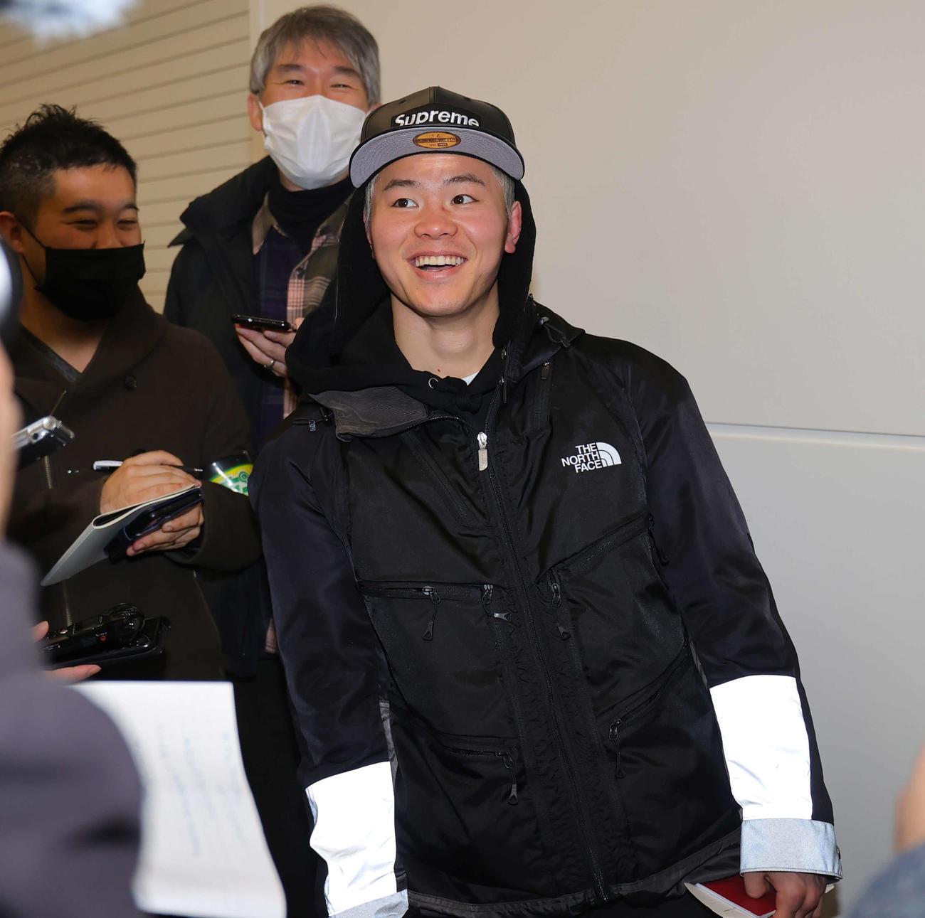 米国合宿に出発する那須川天心は、笑顔で取材対応する（撮影・野上伸悟）