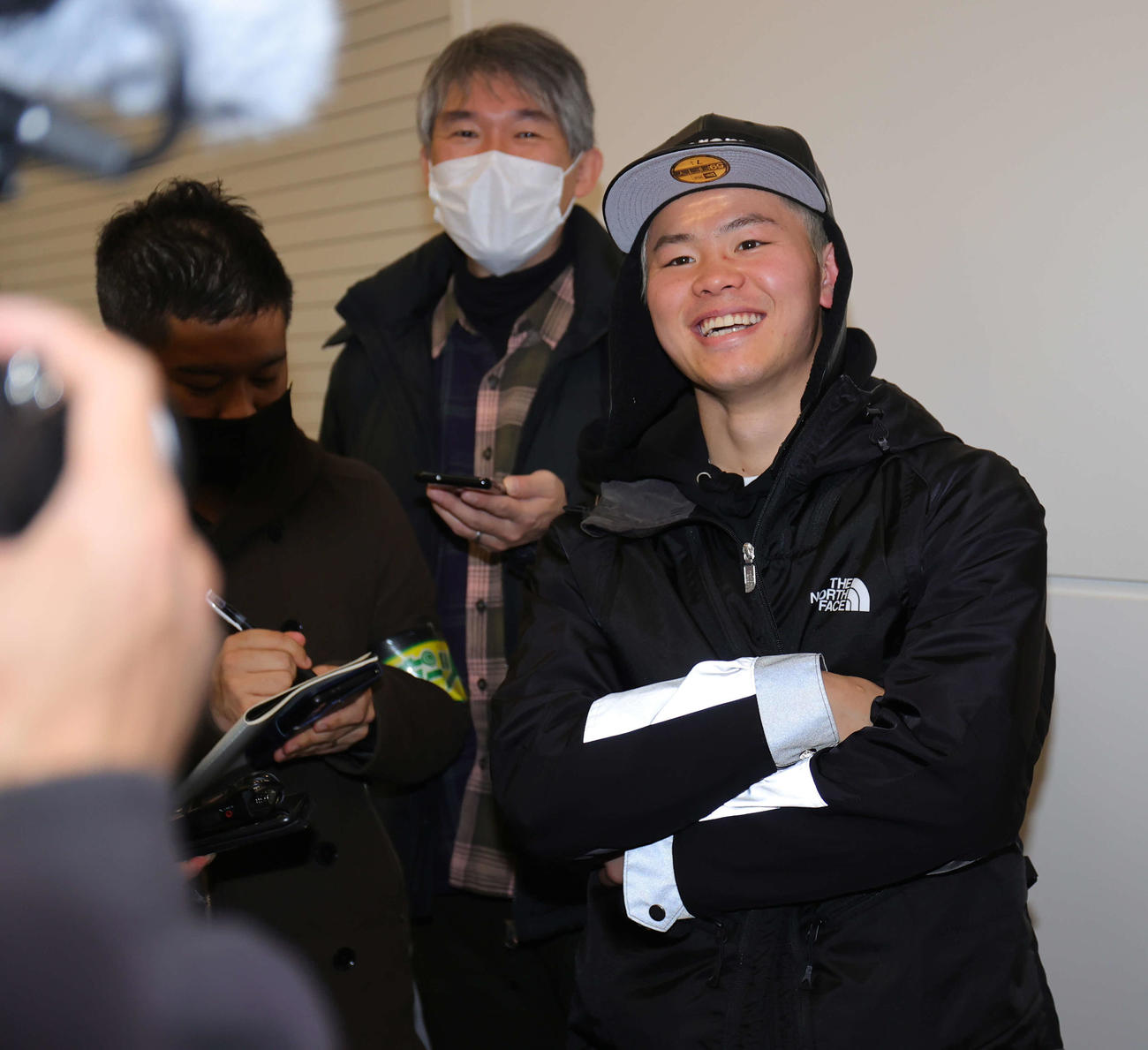米国合宿に出発する那須川天心は、笑顔で取材対応する（撮影・野上伸悟）
