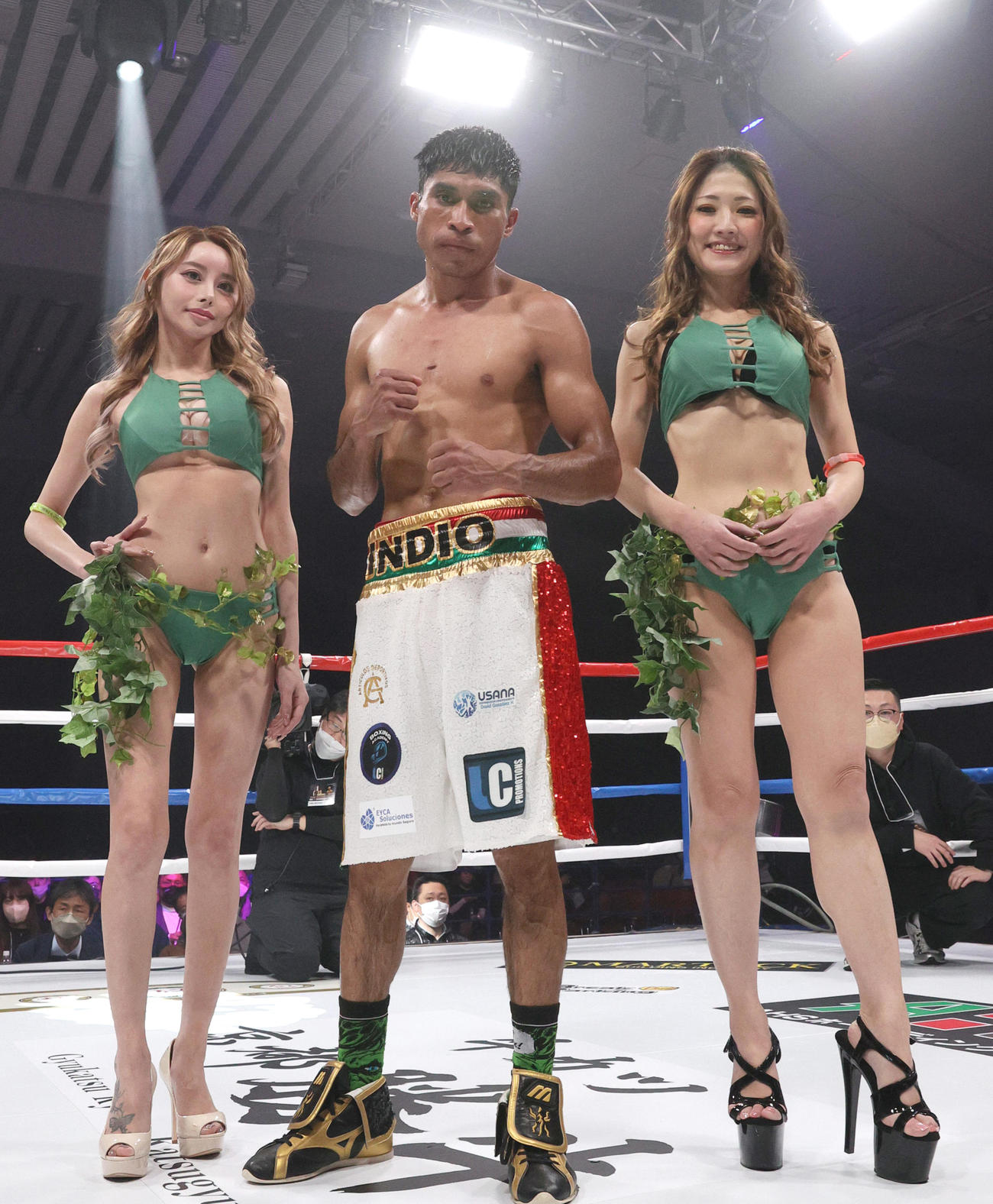 レネ・ビビアーノ対ラードチャイ・チャイヤウェード　試合に勝利したレネ・ビビアーノ（撮影・上山淳一）