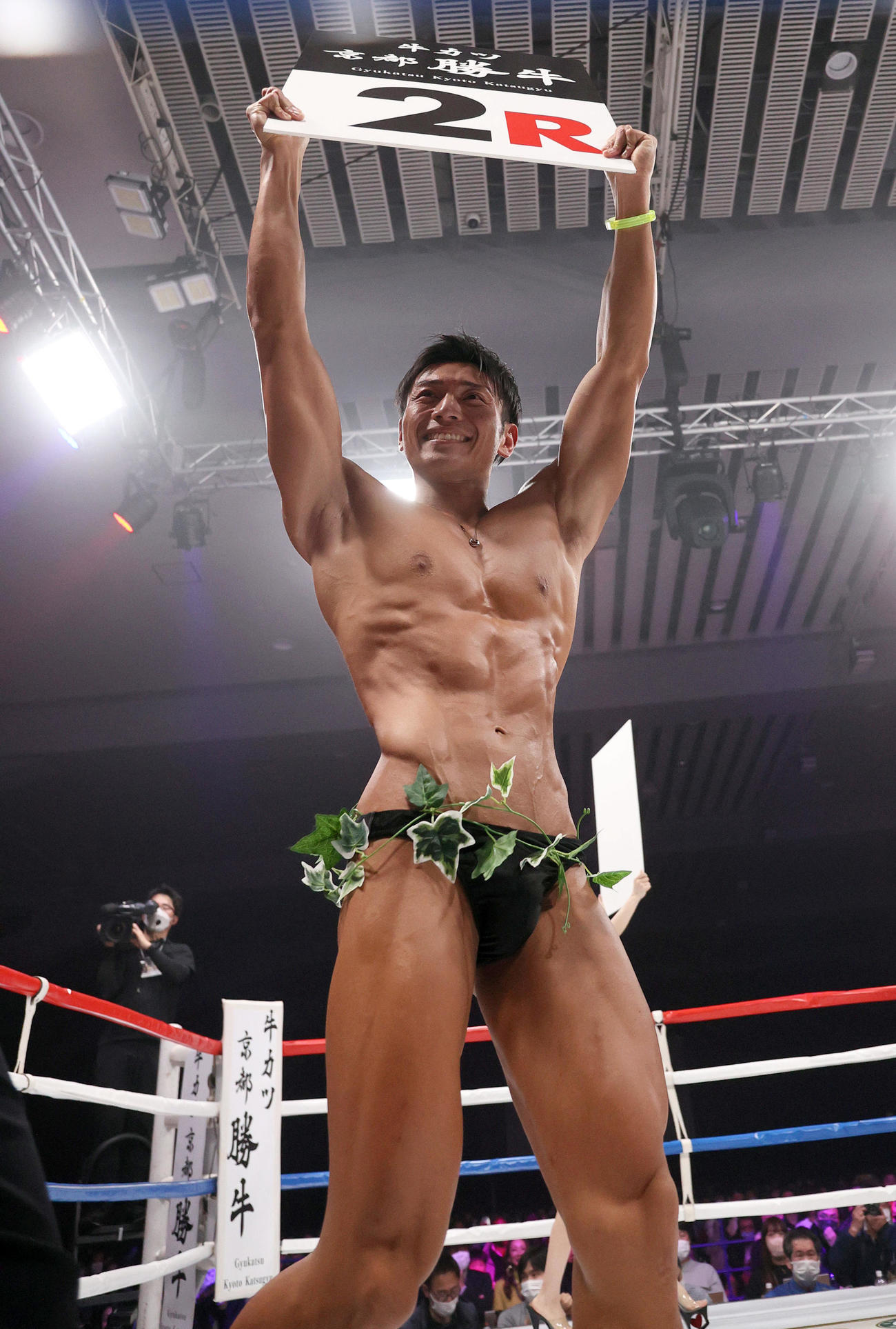 ラウンドボーイを務めるアキラマッスル（撮影・上山淳一）