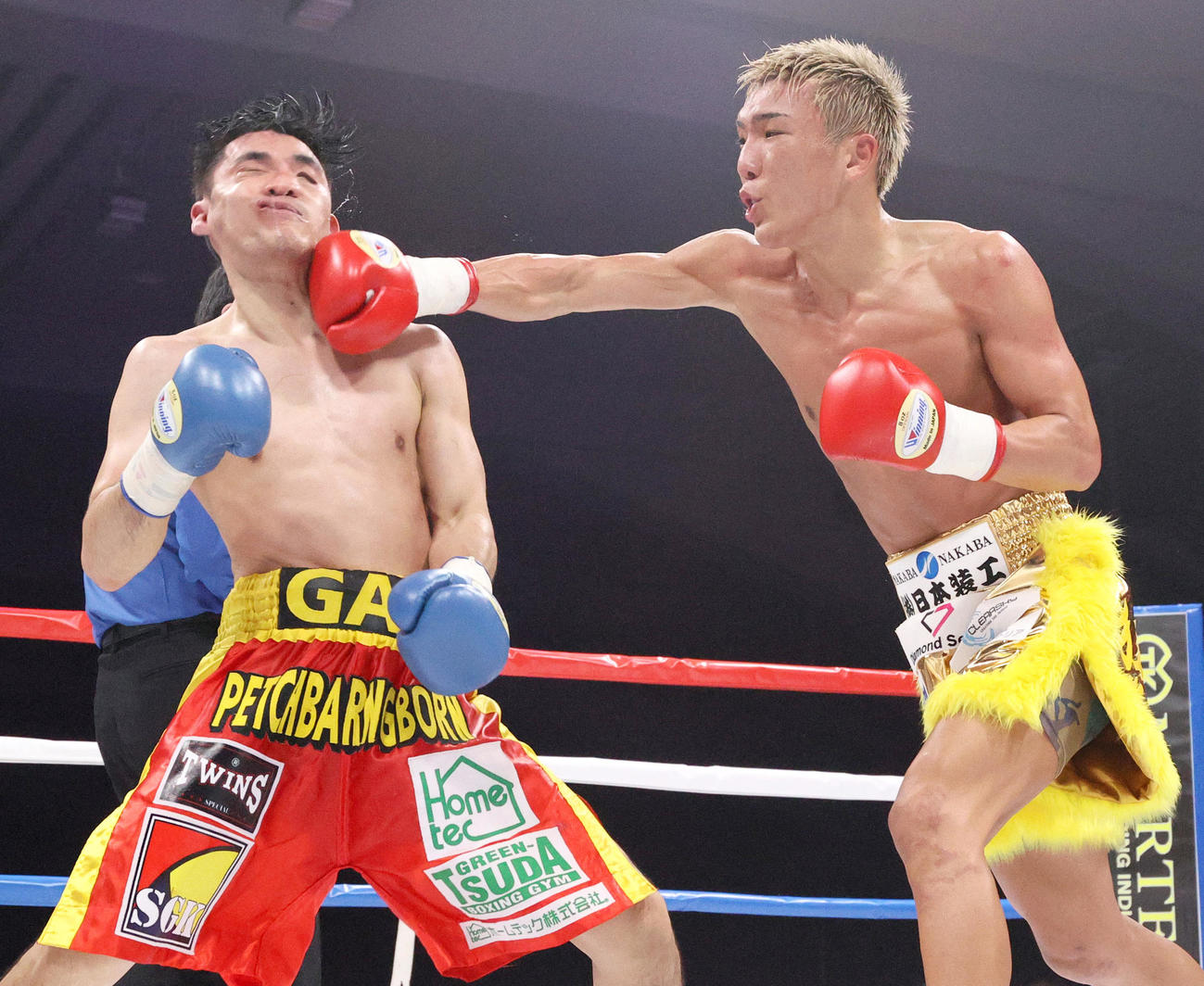 亀田京之介対ペッチバンボーン・ソー・タナピンヨー　8回、パンチを浴びせる亀田京之介（右）（撮影・上山淳一）