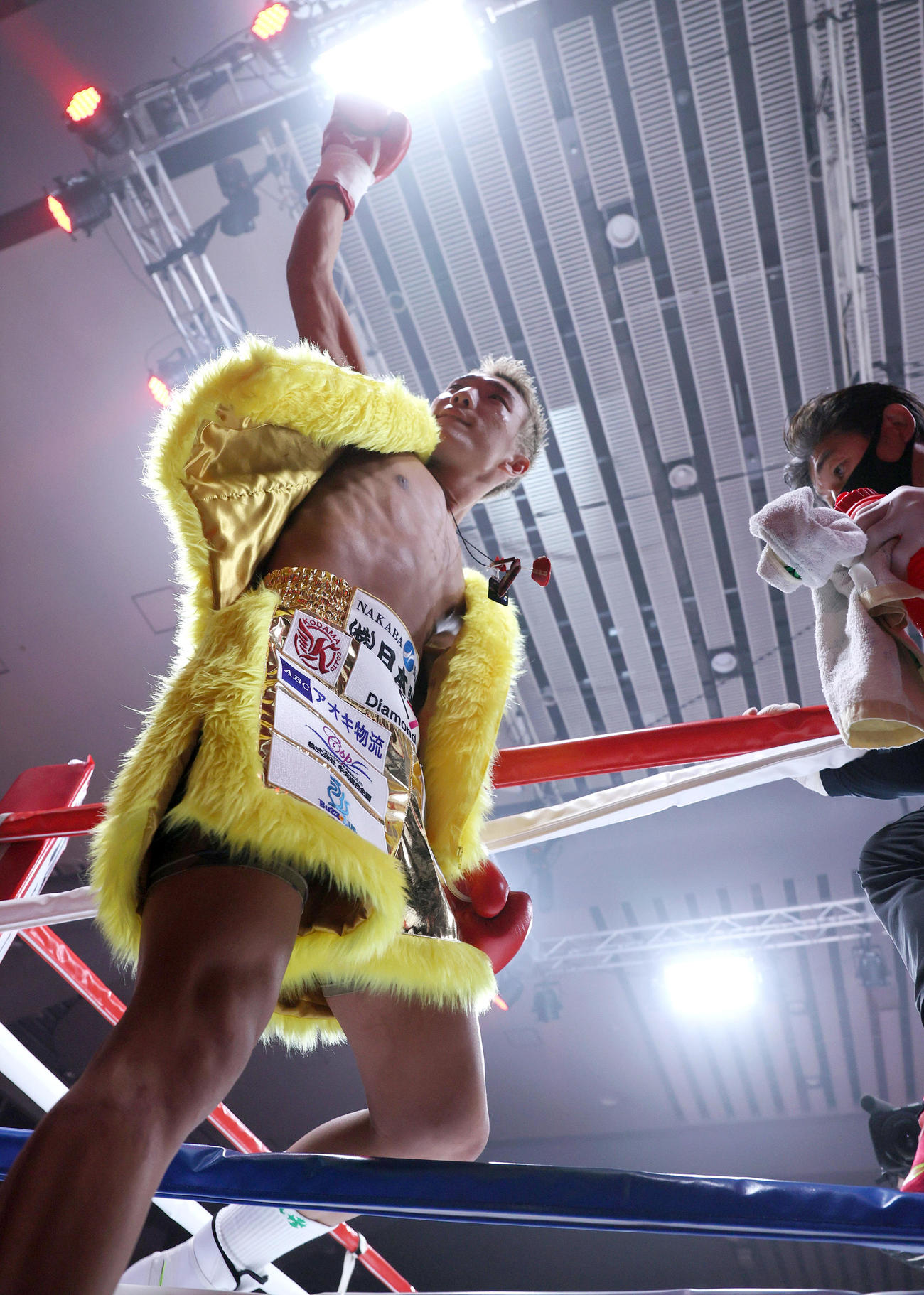 亀田京之介対ペッチバンボーン・ソー・タナピンヨー　リングに上がる亀田京之介（撮影・上山淳一）