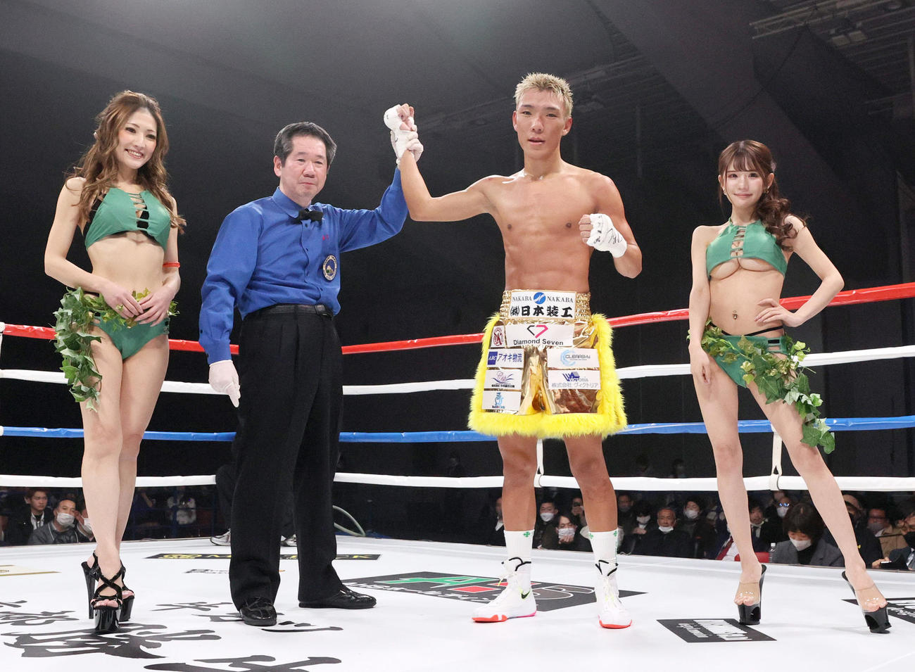 亀田京之介対ペッチバンボーン・ソー・タナピンヨー　判定勝ちした亀田京之介（撮影・上山淳一）