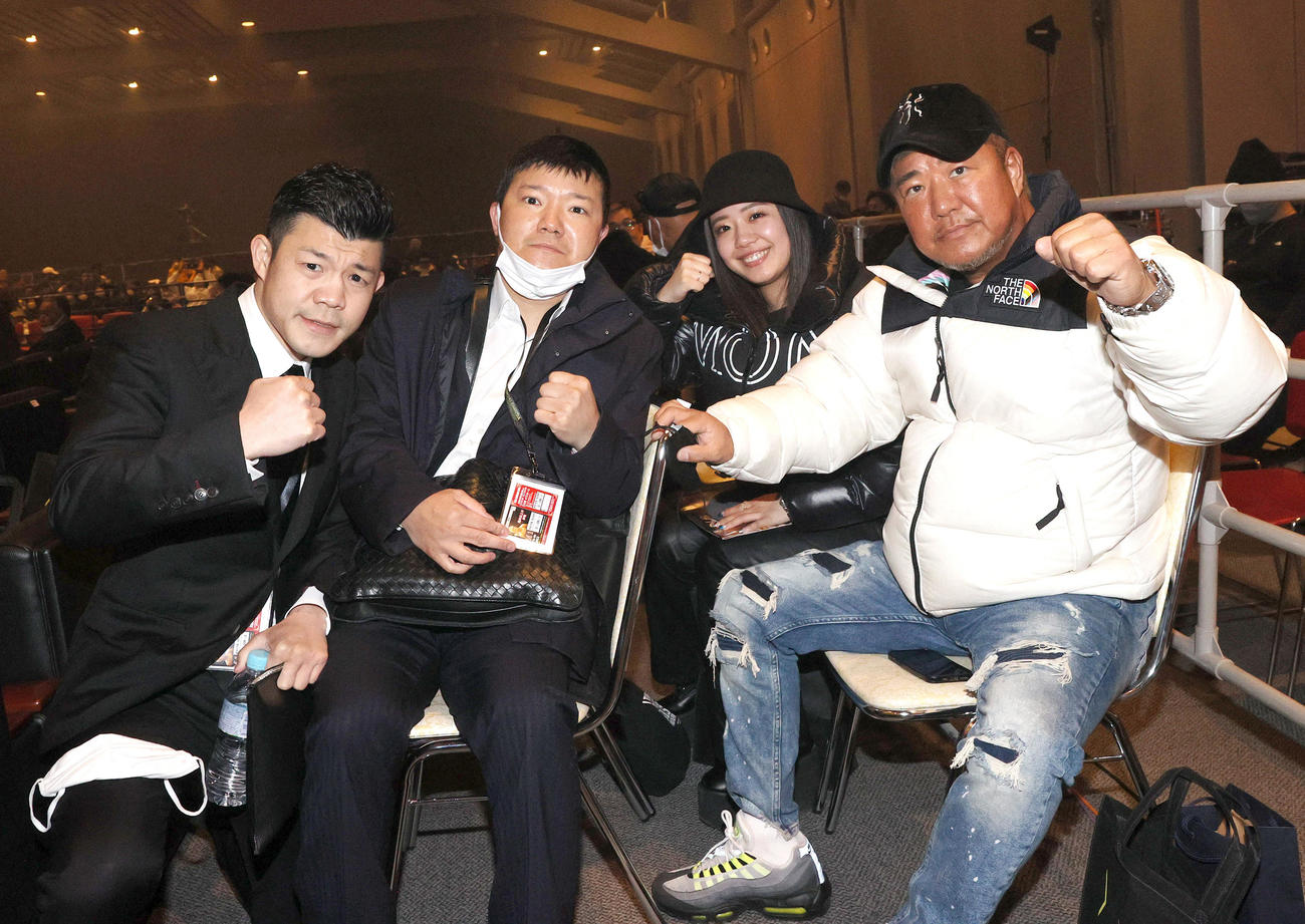 亀田和毅の試合を前に写真に納まる、左から長男興毅、次男大毅、長女姫月、父史郎（撮影・上山淳一）