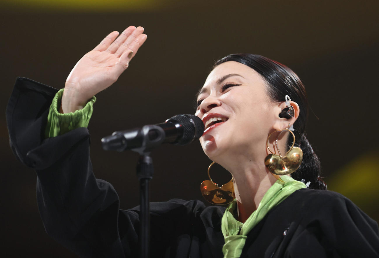 ハーフタイムショーを盛り上げる小柳ゆき（撮影・上山淳一）