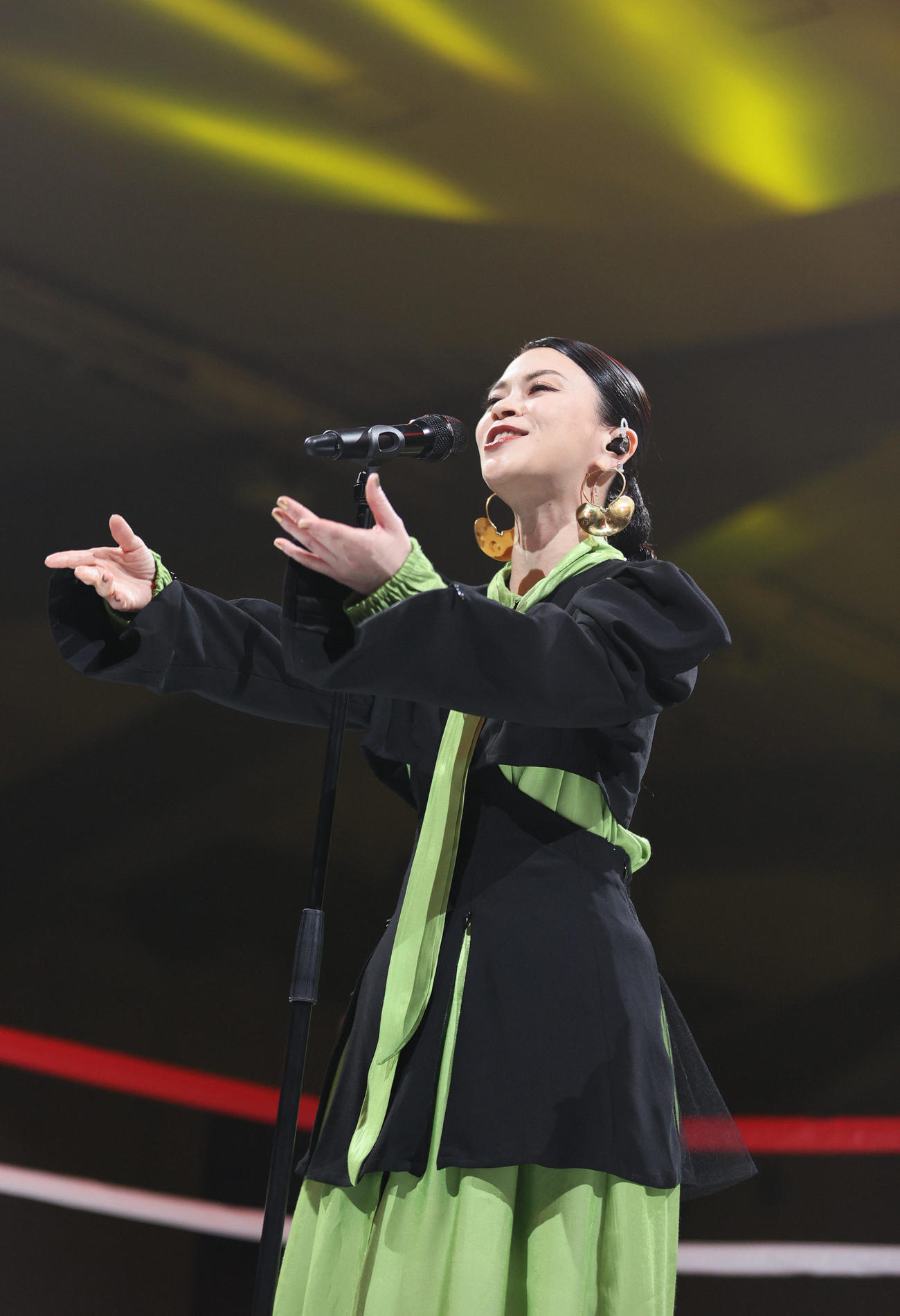 ハーフタイムショーを盛り上げる小柳ゆき（撮影・上山淳一）