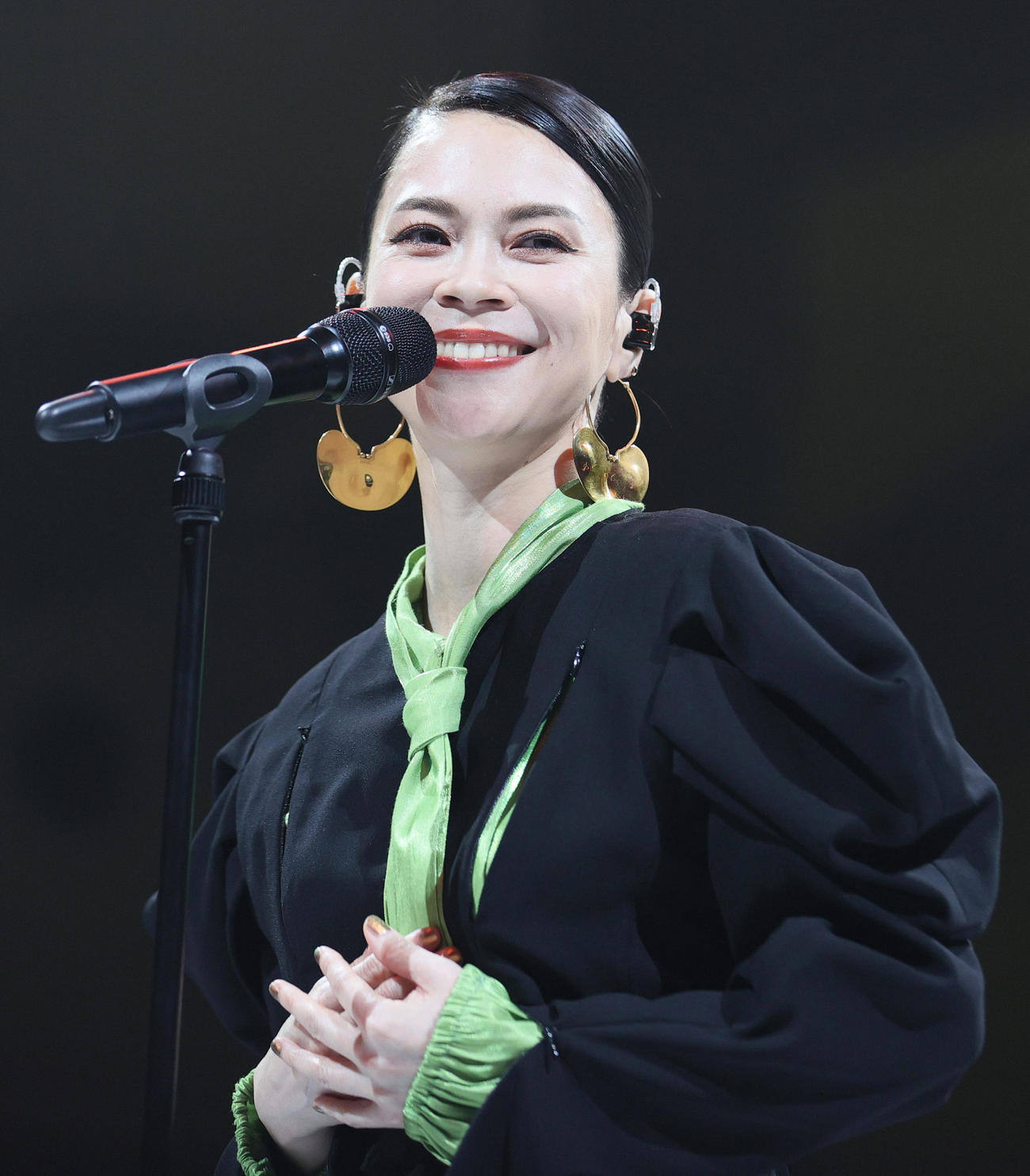 ハーフタイムショーを盛り上げる小柳ゆき（撮影・上山淳一）