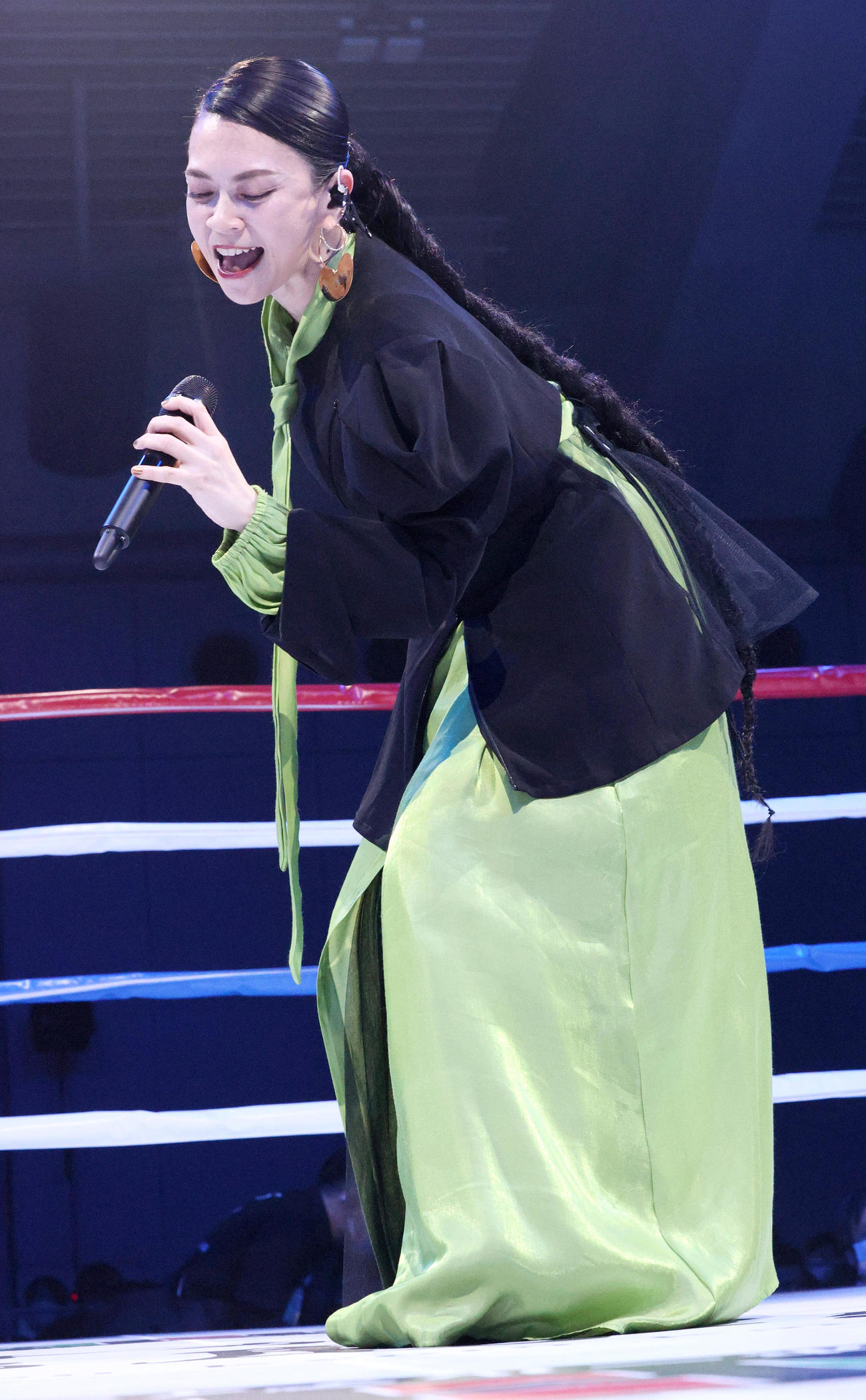 ハーフタイムショーを盛り上げる小柳ゆき（撮影・上山淳一）
