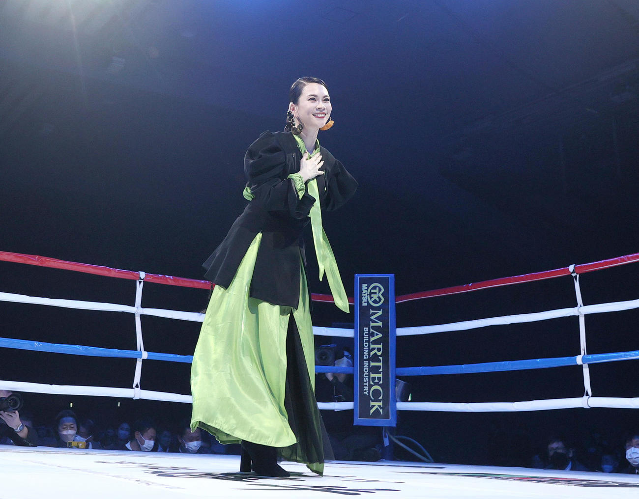 ハーフタイムショーを盛り上げる小柳ゆき（撮影・上山淳一）