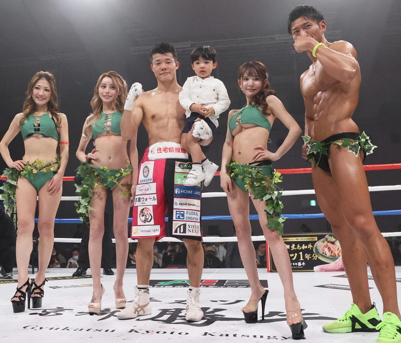 勝利した亀田和毅（左から3人目）は愛息の望有くんを抱き、記念撮影に納まる（撮影・上山淳一）