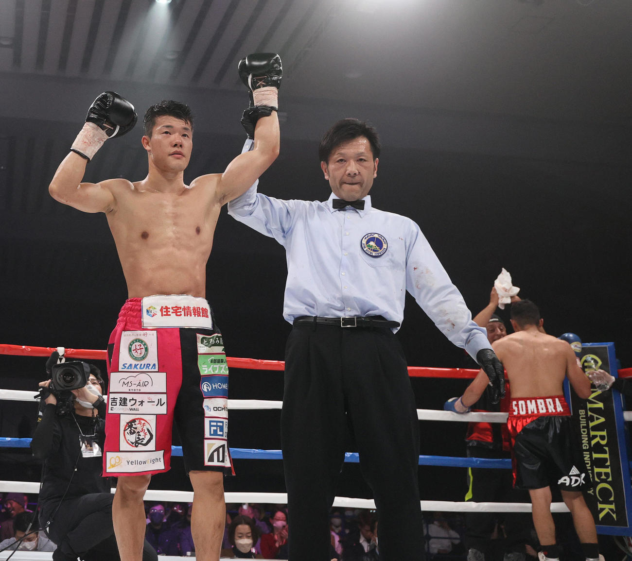 亀田和毅対ルイス・カスティージョ　5回、カスティージョをTKOで破った亀田（左）（撮影・上山淳一）