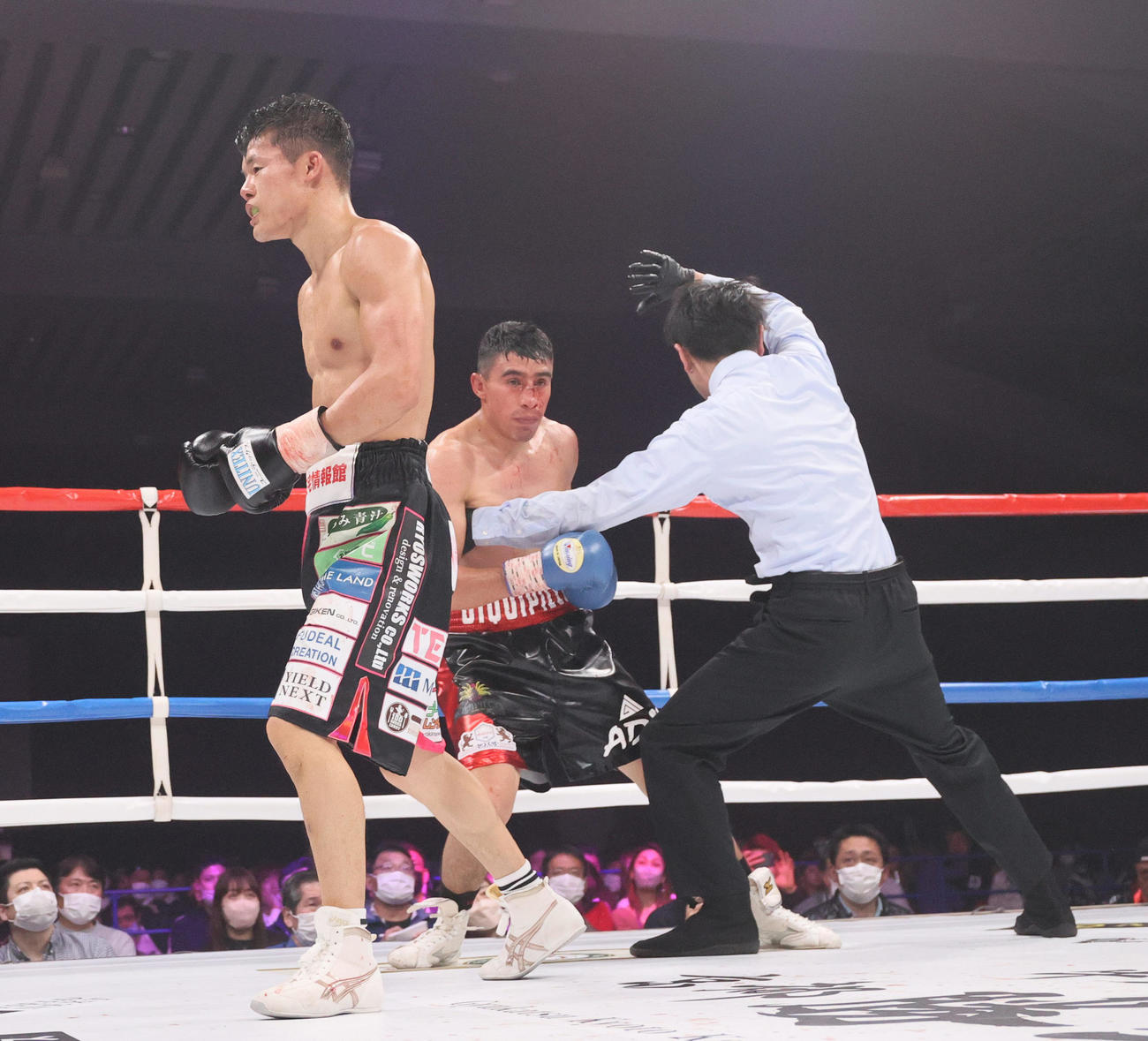 亀田和毅対ルイス・カスティージョ　5回、カスティージョ（中央）をTKOで破った亀田（撮影・上山淳一）
