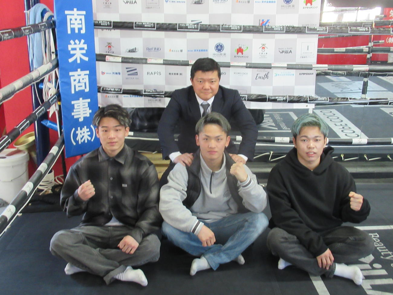 KWORLD3ジムへの“入団会見”に臨んだ前列左から岡、政所、花田と亀田大毅会長（2023・2・27　大阪市KWORLD3ジム　撮影・実藤健一）