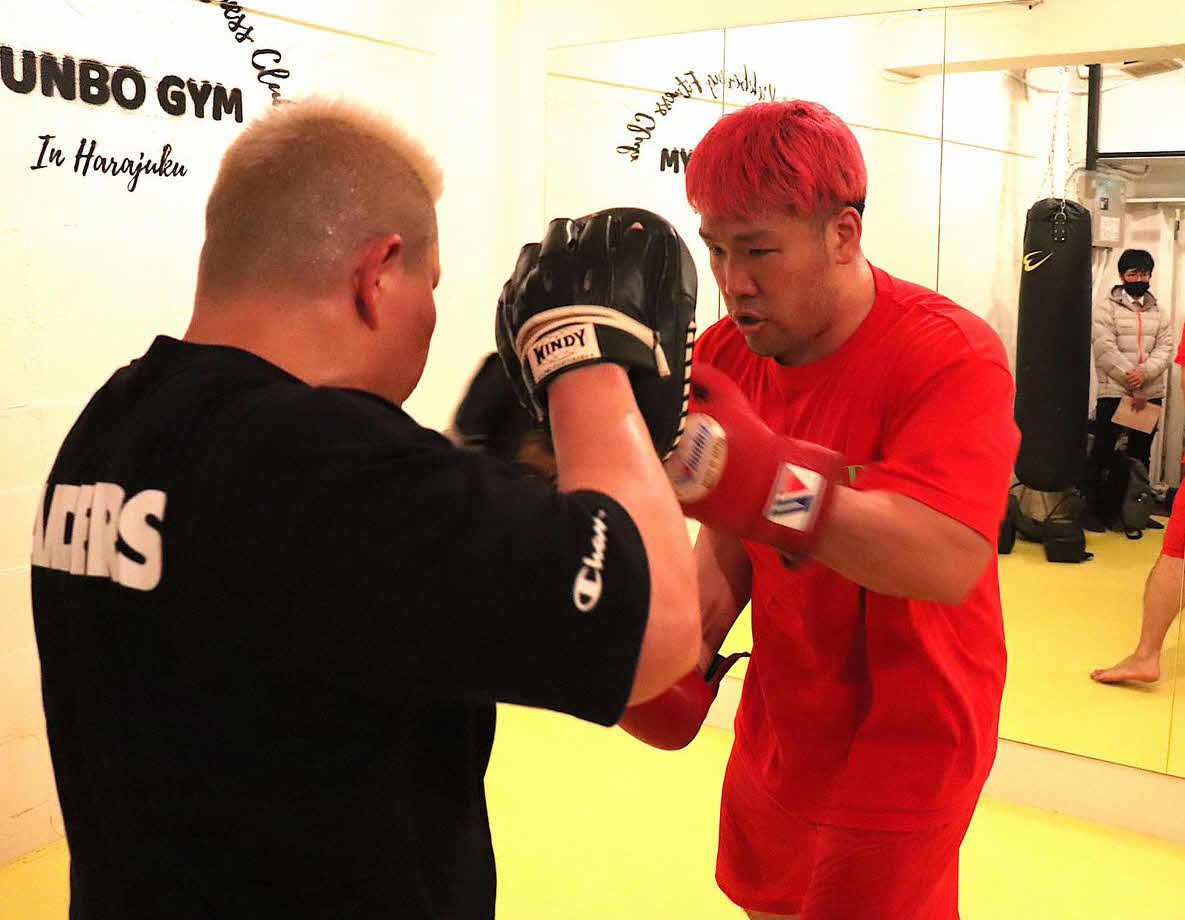 石井慧戦に向けてミット打ちを公開した京太郎（右）（C）K－1