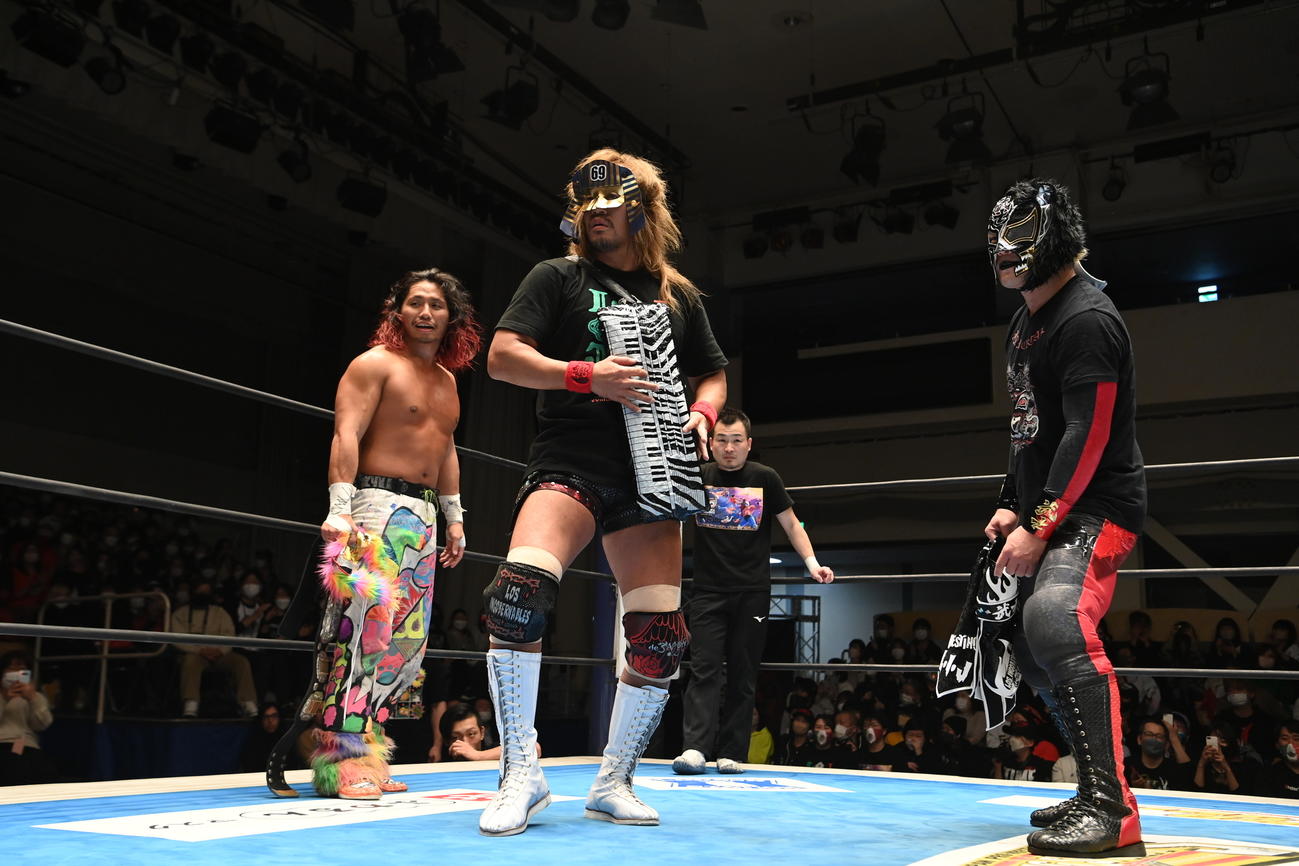 対戦相手の田口隆祐が持っていたキーボードを強奪した内藤哲也（中央）、高橋ヒロム（左）、BUSHI（右）（新日本プロレス提供）