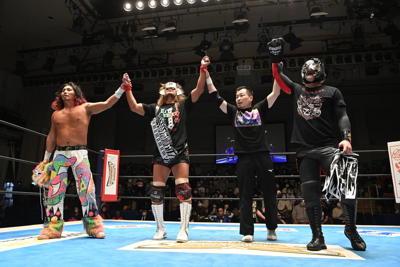 勝利した高橋ヒロム、内藤哲也、BUSHI（左から）（新日本プロレス提供）