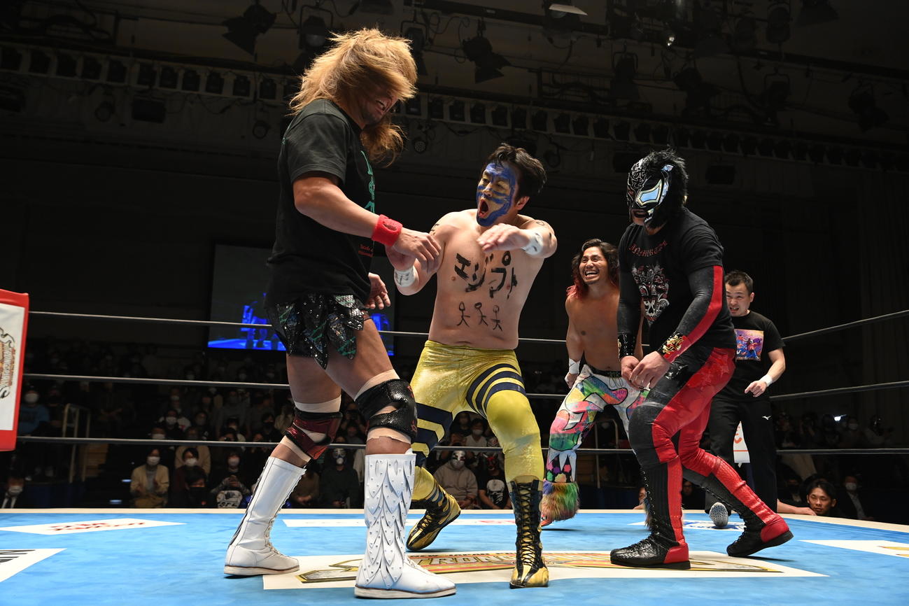 体にエジプトと描いた田口隆祐へ攻撃を仕掛ける新日本プロレス内藤哲也（左）、高橋ヒロム（左から3人目）、BUSHI（右から2人目）（新日本プロレス提供）