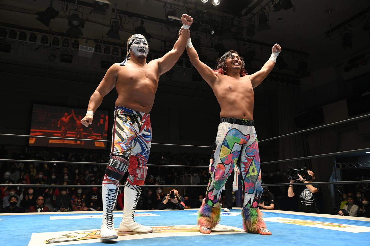 白塗りで登場した棚橋弘至と対戦相手の高橋ヒロム（右）（新日本プロレス提供）