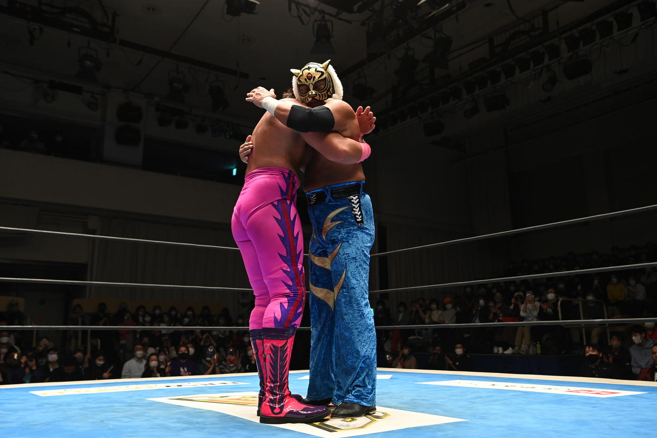 試合後、熱い抱擁を交わすタイガーマスク（右）とイホ・デル・ビジャノ3号（新日本プロレス提供）