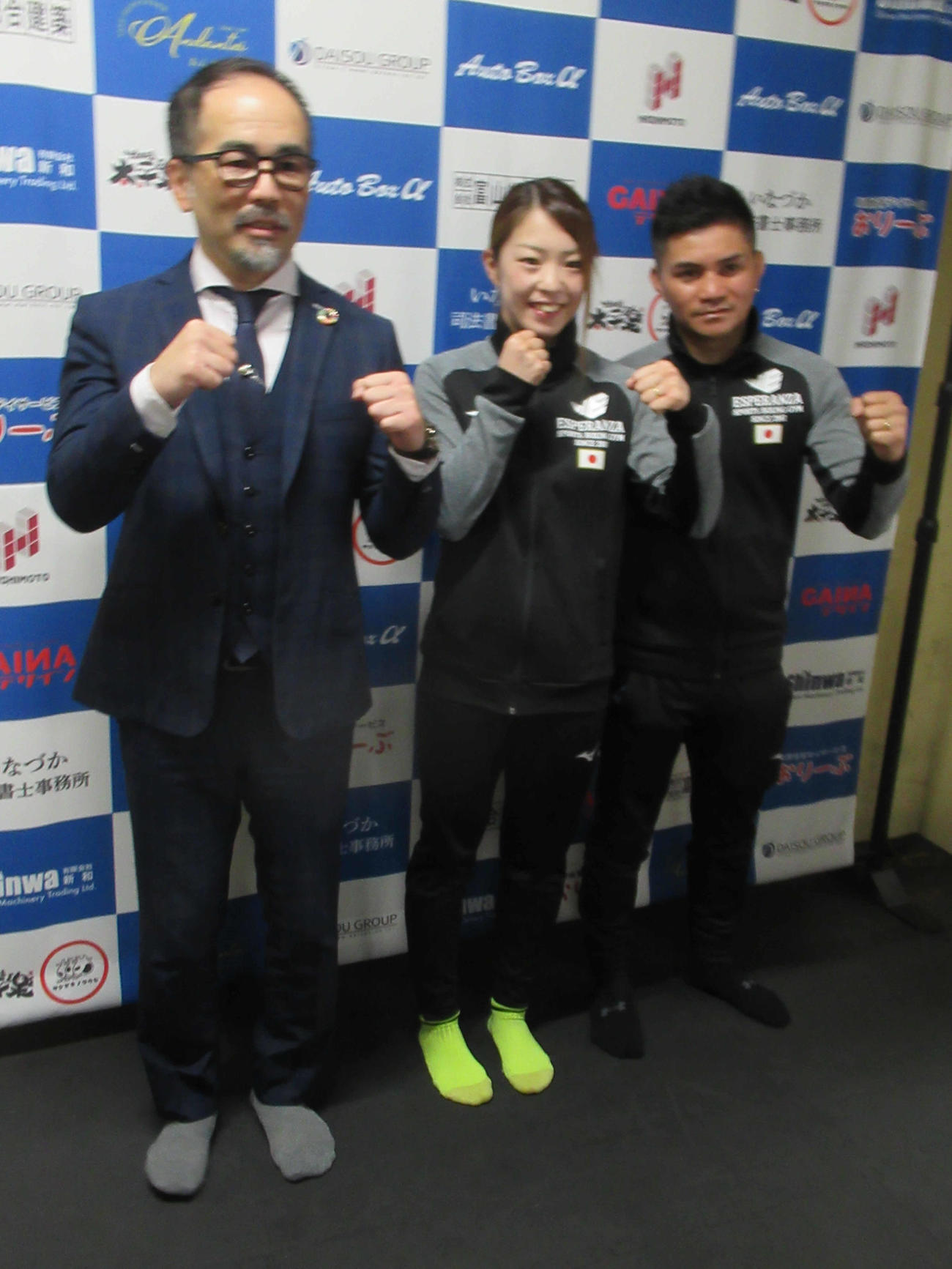 次回4・9興行を発表したエスペランサジムの左から橋本会長、ロリト麻理菜、レイ・ロリトトレーナー（撮影・実藤健一）