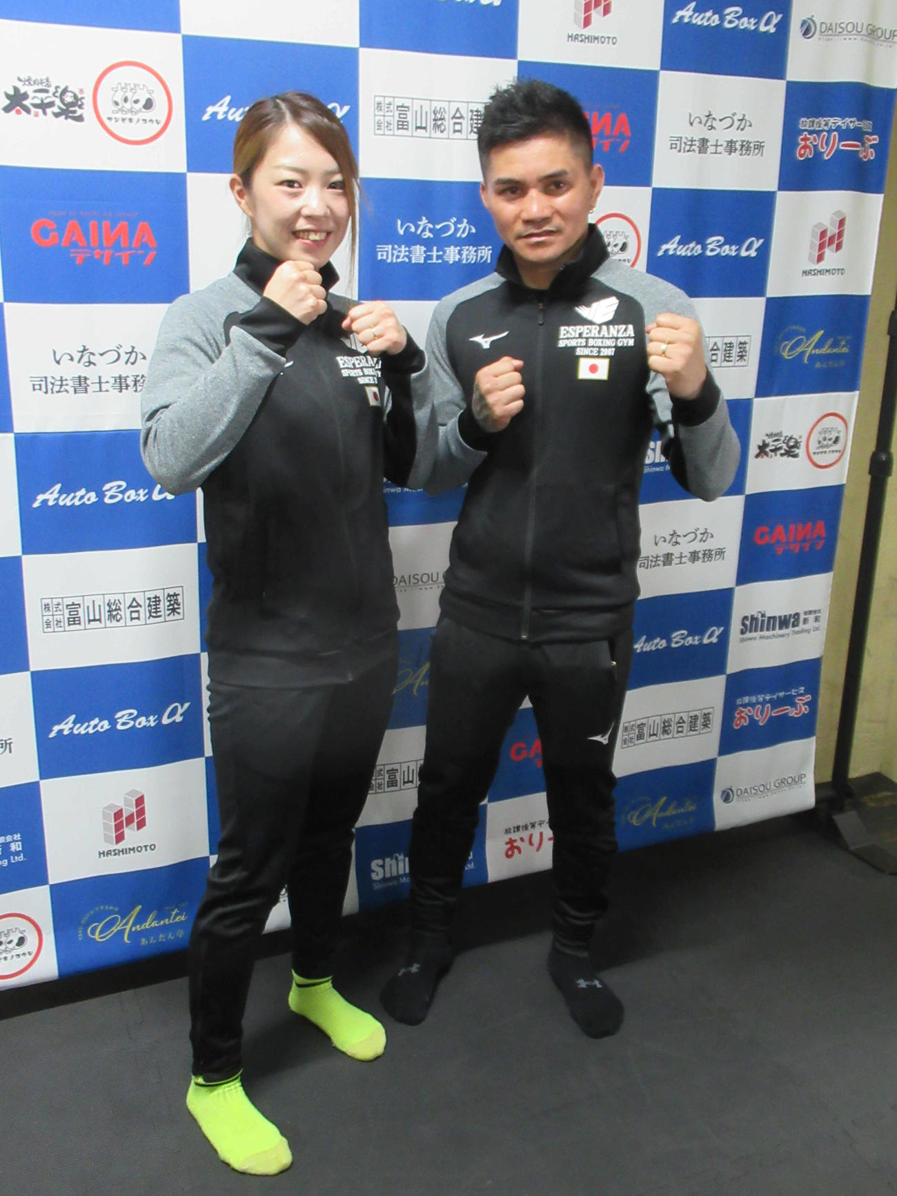 次回4・9興行で日本王座に挑むロリト麻理菜（左）と夫のレイ・ロリトトレーナー（撮影・実藤健一）