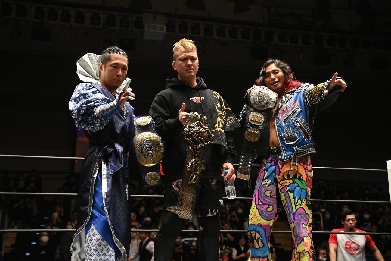 6人タッグマッチに勝利した、左からAMAKUSA、フジタ“Jr”ハヤト、高橋ヒロム（新日本プロレス提供）