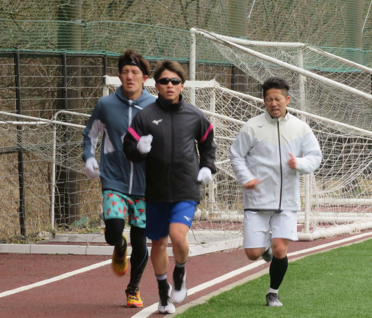 インターバルのある800メートル走で心肺機能も鍛える井上尚弥（中央）、弟拓真（右）、いとこ浩樹