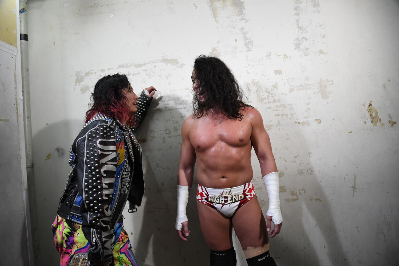 6人タッグマッチの試合後、高橋ヒロム（左）へ感謝の言葉を口にするYAMATO（新日本プロレス提供）