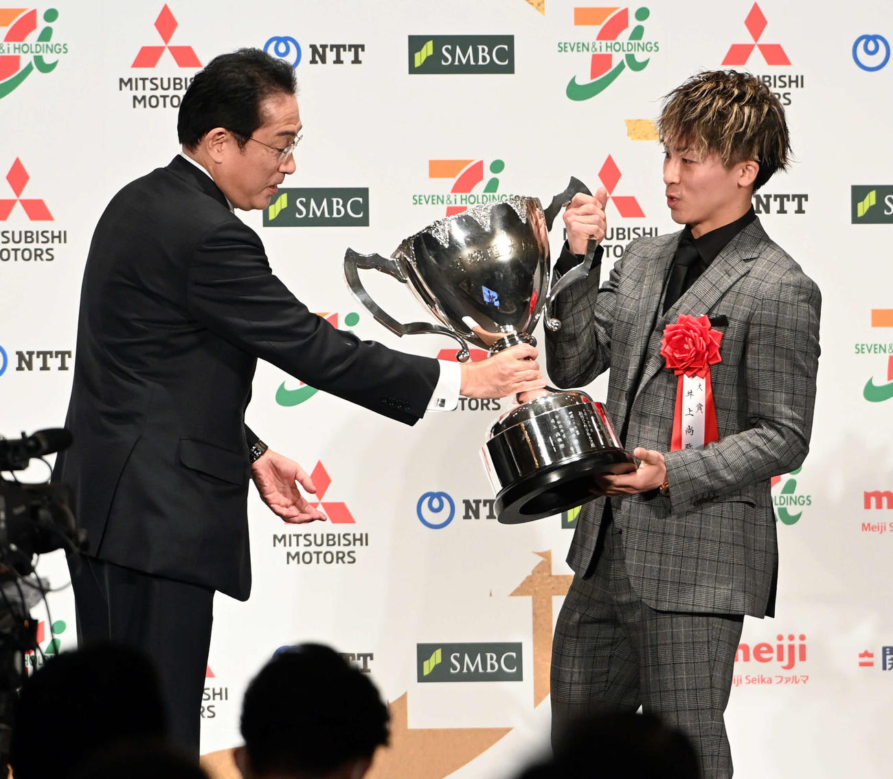 日本プロスポーツ大賞の大賞を受賞しを岸田首相（左）から内閣総理大臣杯を贈られるボクシングの井上（撮影・たえ見朱実）