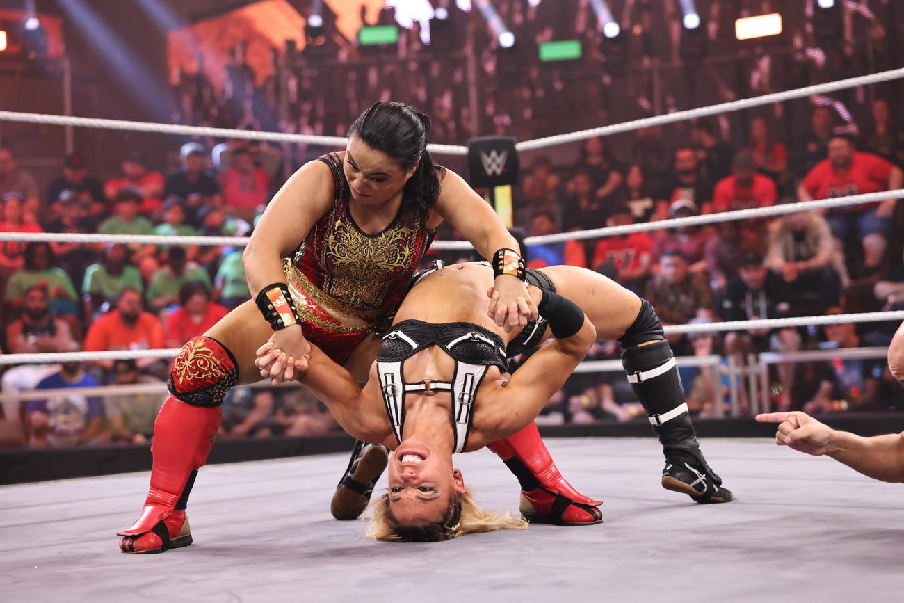 ゾーイ・スターク（右）とのシングル戦で力比べする里村明衣子（C）2023 WWE, Inc. All Rights Reserved.