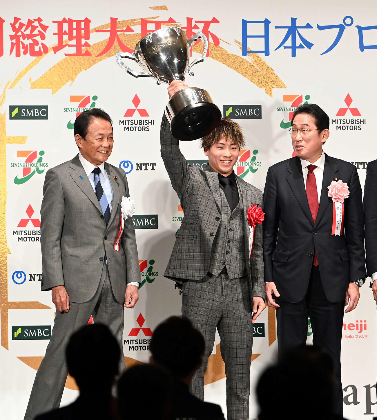 日本プロスポーツ大賞の大賞を受賞し内閣総理大臣杯を掲げるボクシングの井上。左は麻生会長、右は岸田首相（撮影・たえ見朱実）