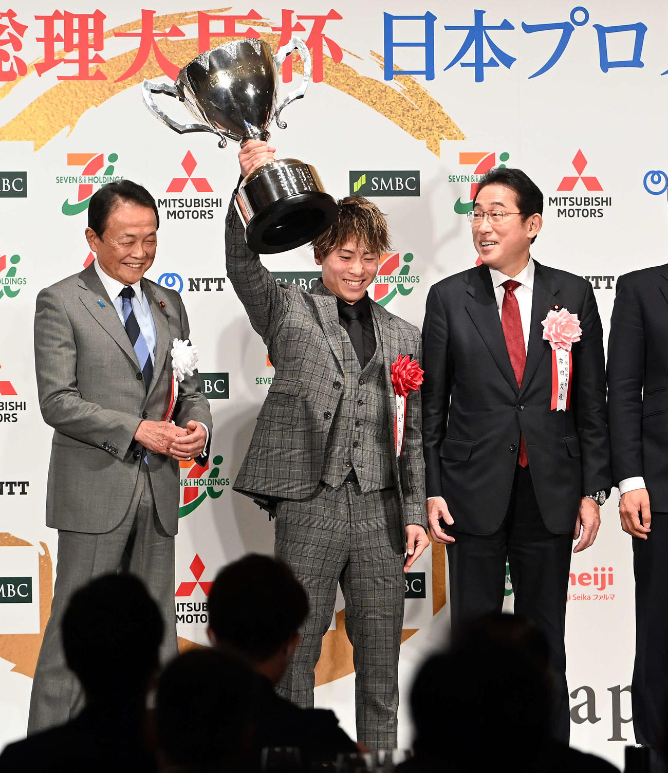 日本プロスポーツ大賞の大賞を受賞し内閣総理大臣杯を掲げるボクシングの井上。左は麻生会長、右は岸田首相（撮影・たえ見朱実）