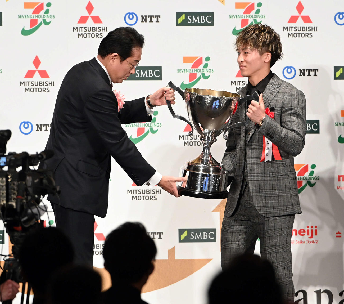 日本プロスポーツ大賞の大賞を受賞しを岸田首相（左）から内閣総理大臣杯を贈られるボクシングの井上（撮影・たえ見朱実）