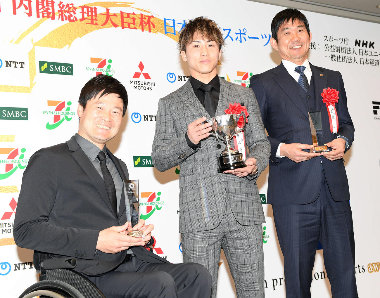 日本プロスポーツ大賞の授賞式終了後笑顔で記念撮影に納まる、左から殊勲賞・NHK賞の国枝氏、大賞のボクシング・井上、特別賞の森保サッカー日本代表監督（撮影・たえ見朱実）