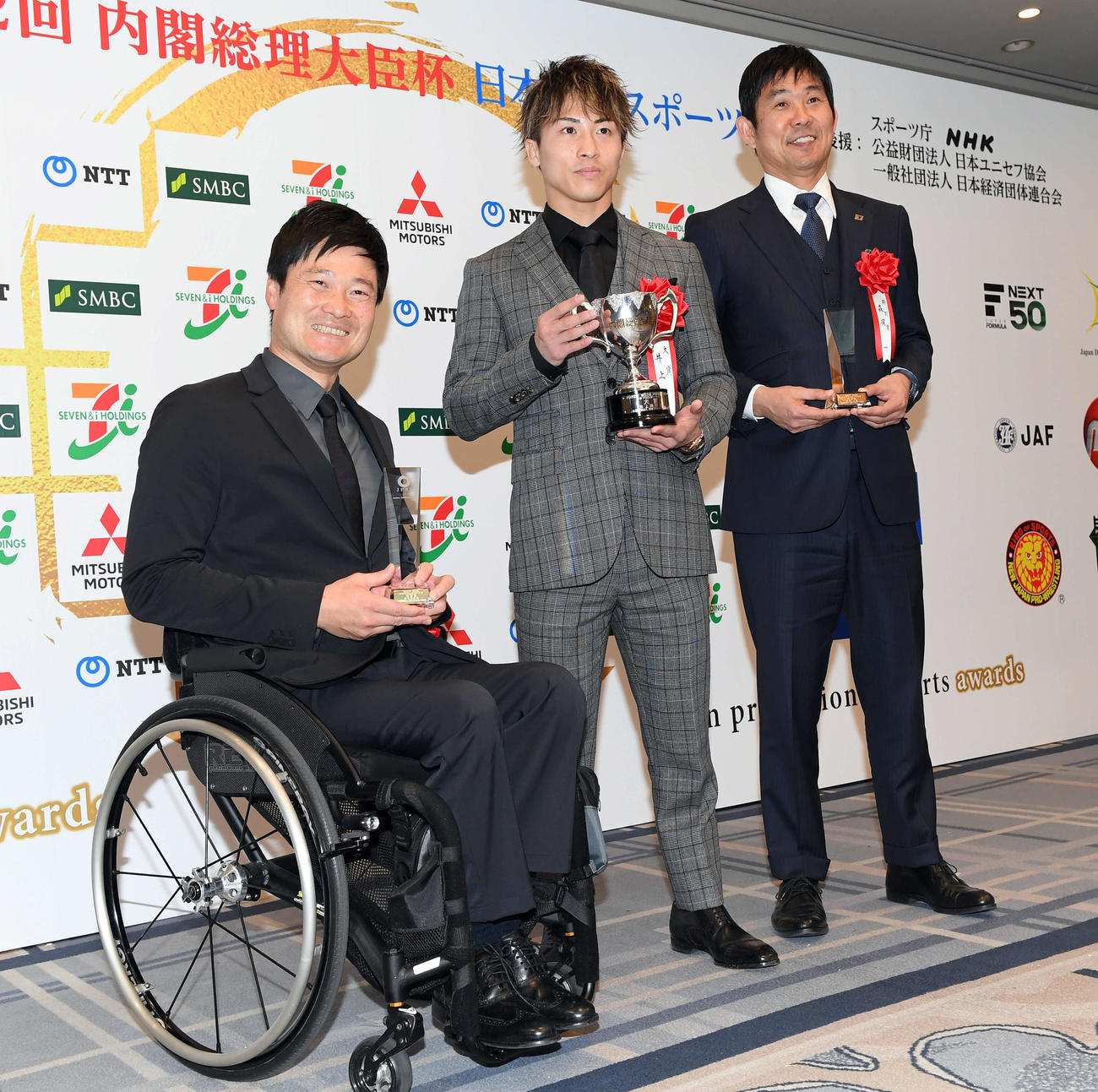 日本プロスポーツ大賞の授賞式終了後笑顔で記念撮影に納まる、左から殊勲賞・NHK賞の国枝氏、大賞のボクシング・井上、特別賞の森サッカー日本代表監督（撮影・たえ見朱実）