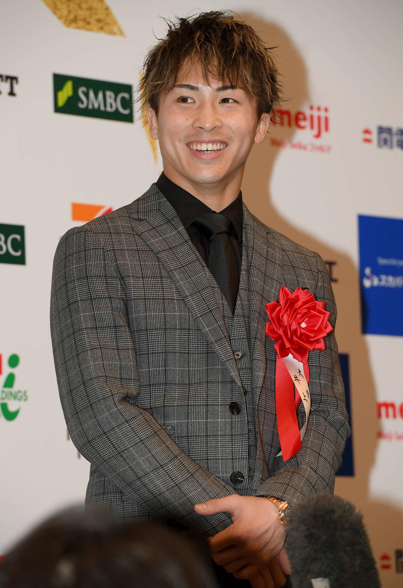 囲み取材で笑顔を見せるボクシングの井上（撮影・たえ見朱実）