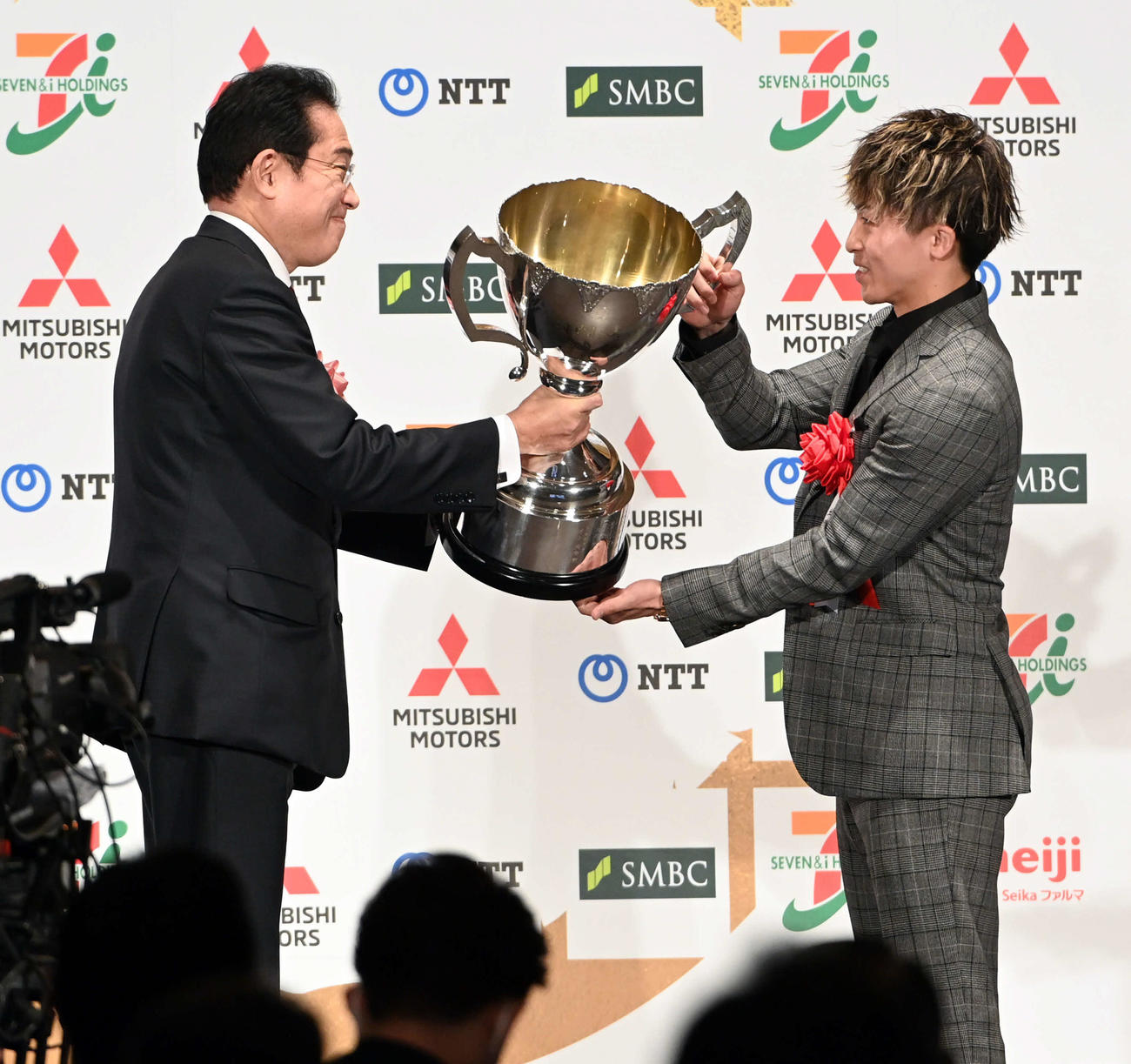 日本プロスポーツ大賞の大賞を受賞しを岸田首相（左）から内閣総理大臣杯を贈られるボクシングの井上（撮影・たえ見朱実）