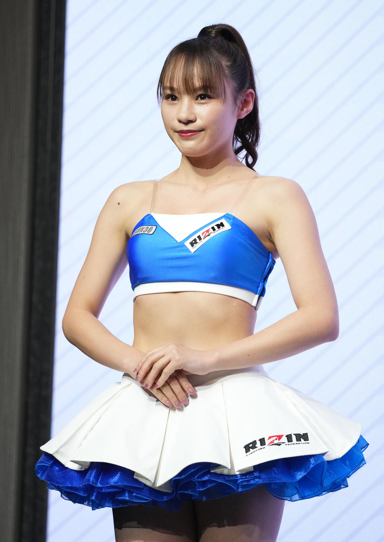 会見に登壇したRIZINガール（撮影・横山健太）