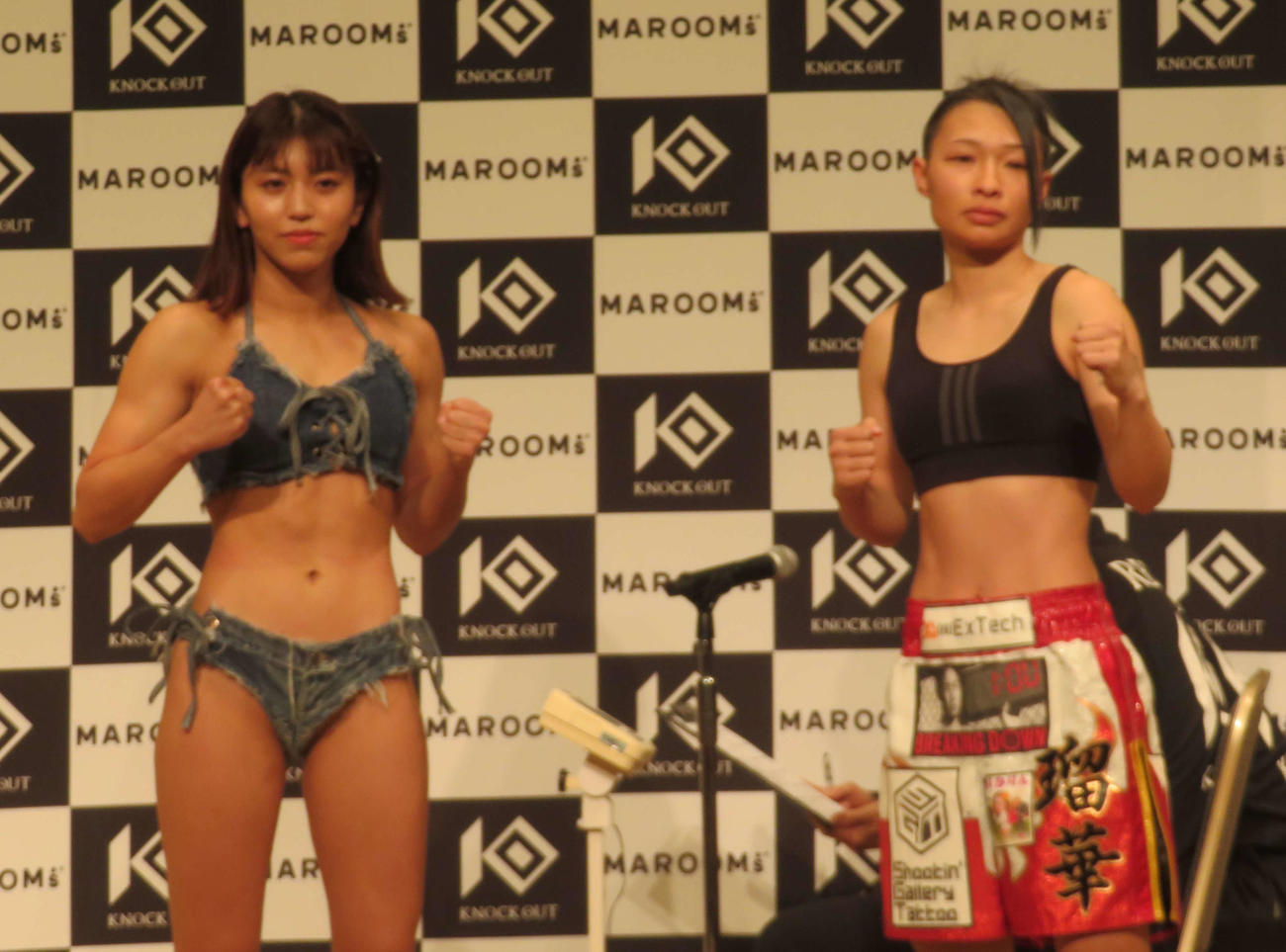 エキシビションマッチの計量をクリアしたぱんちゃん璃奈（左）。右は対戦相手のBreaking Downの「土木ネキ」こと坂本瑠華