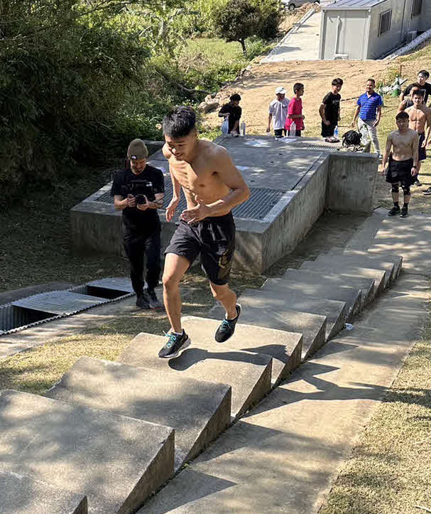 階段を走る前WBO世界フライ級王者中谷潤人（M.Tジム提供）