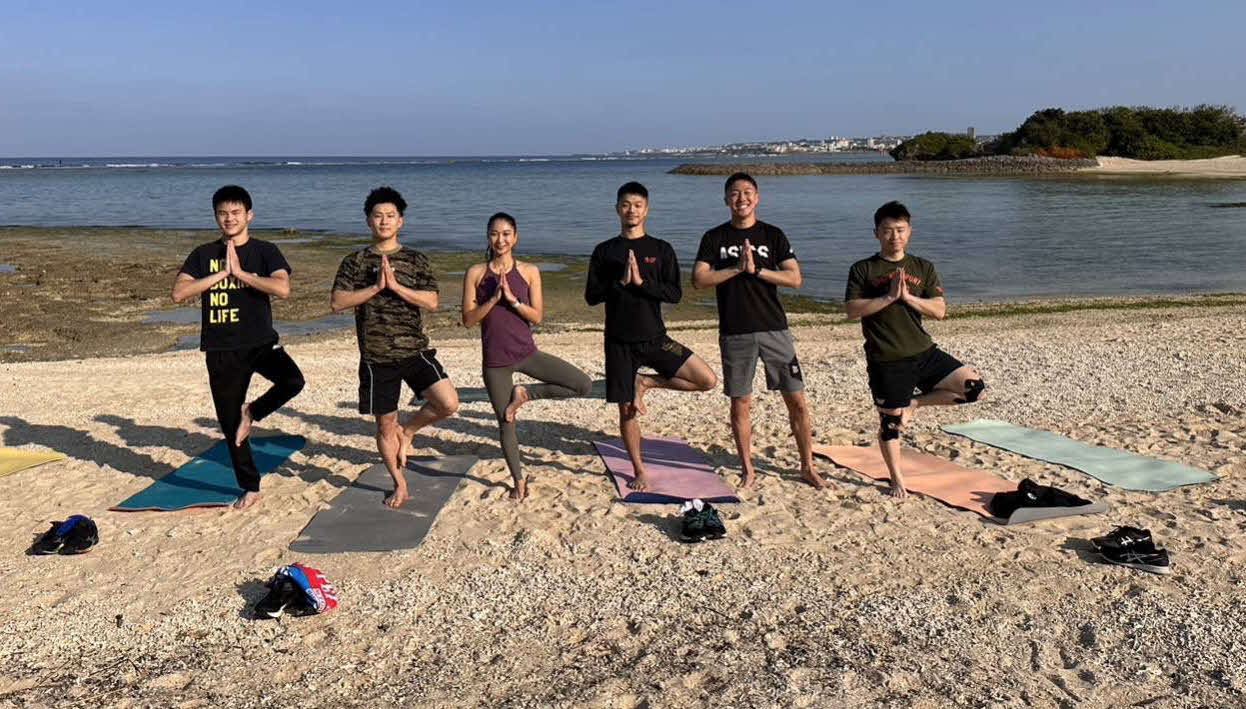 同門の仲間たちと沖縄合宿で砂浜でのヨガを行った前WBO世界フライ級王者中谷潤人（左から4番目）（M.Tジム提供）