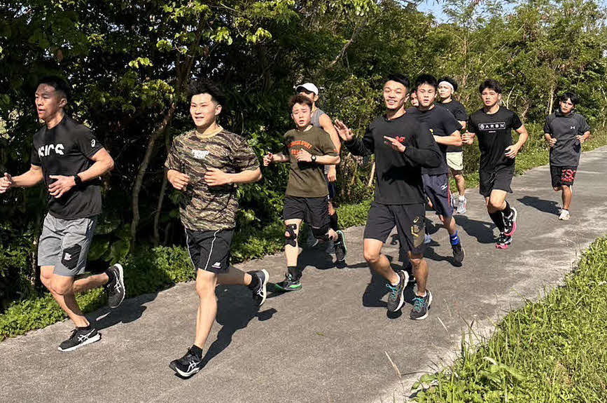 同門の仲間とともに嘉手納基地の周辺をロードワークする前WBO世界フライ級王者中谷潤人（左から5番目）（M.Tジム提供）