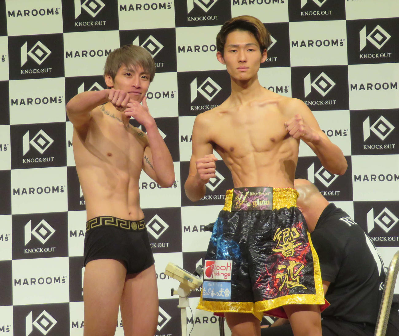 計量クリアしたKNOCK OUT－REDスーパーバンタム級王者壱・センチャイジム（左）。右は対戦相手の響波