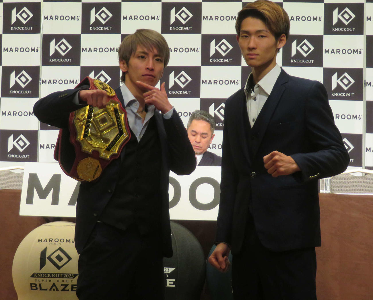 計量後の会見に臨んだKNOCK OUT－REDスーパーバンタム級王者壱・センチャイジム（左）と対戦相手の響波
