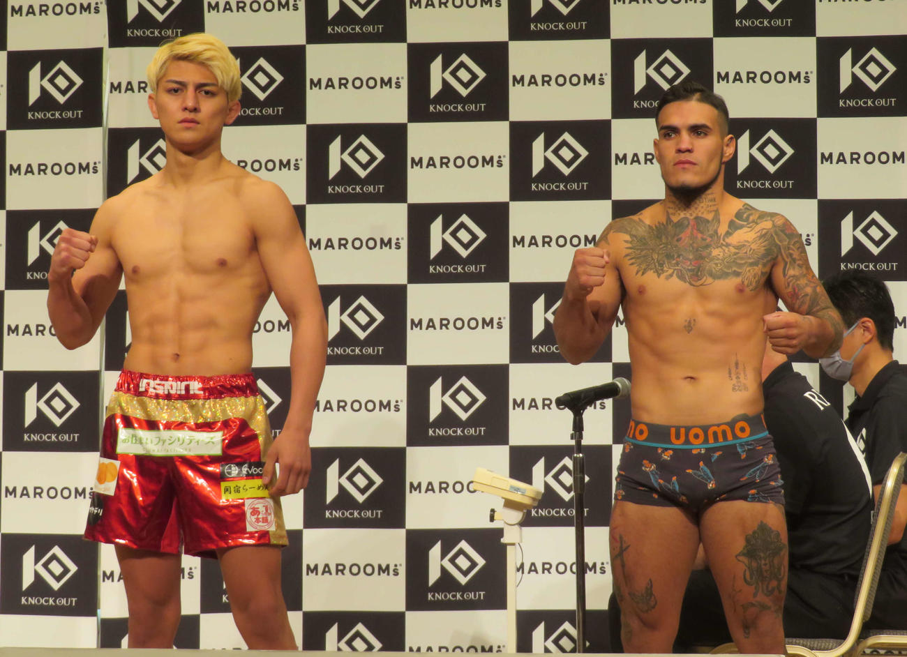 5日のKNOCK OUT代々木大会に向けて計量クリアした鈴木千裕（左）と対戦相手のマルコス・リオス