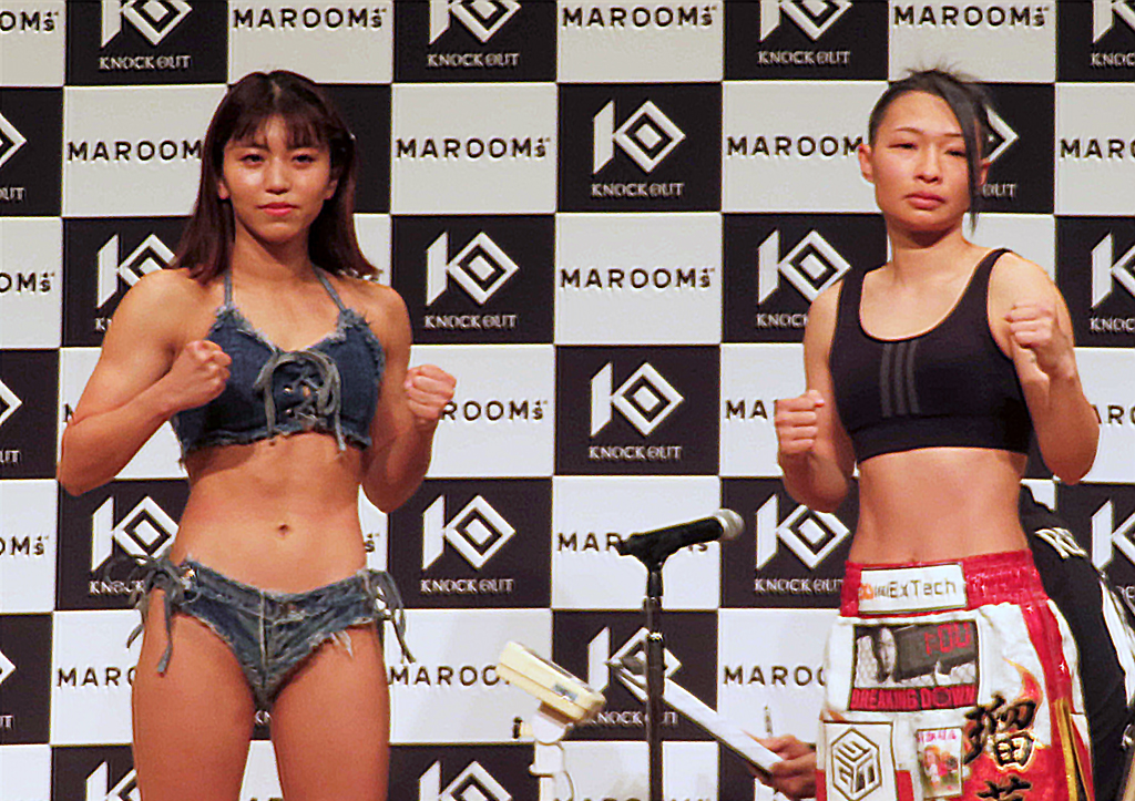 エキシビションマッチの計量をクリアしたぱんちゃん璃奈（左）。右は対戦相手のBreaking Downの「土木ネキ」こと坂本瑠華